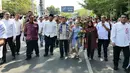 Mantan Wakil Presiden Jusuf Kalla atau JK didampingi istrinya Mufidah berjalan kaki saat tiba di kampung halamannya, Makassar, Sulawesi Selatan, Sabtu (26/10/2019). Beragam pertunjukan ditampilkan saat JK dan rombongan berjalan. (Liputan6.com/HO/Tim JK)