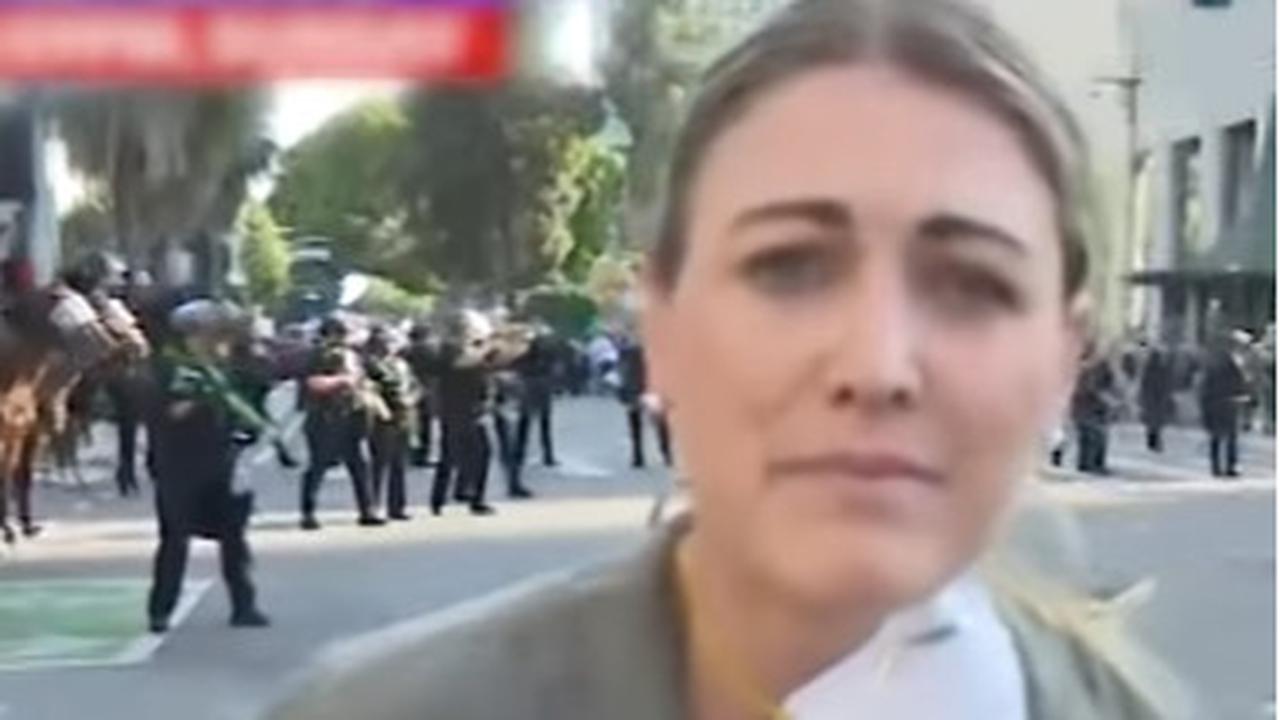 Tertangkap Kamera, Momen Polisi Sengaja Tembak Reporter Cantik saat Demo Rusuh di Los Angeles Sampai Teriak Kesakitan
