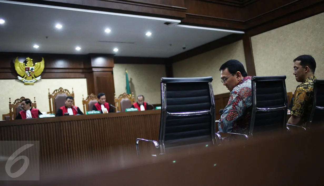 Gubernur DKI, Basuki Tjahaja Purnama bersama stafnya, Sunny Tanuwidjaja menjadi saksi sidang terdakwa Mohamad Sanusi di Pengadilan Tipikor, Senin (4/9). Ahok menjadi saksi atas kasus dugaan suap raperda tentang reklamasi. (Liputan6.com/Faizal Fanani)