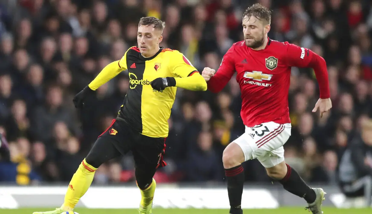Striker Manchester United, Marcus Rashford, berusaha melewati pemain Watford, Gerard Deulofeu, pada laga Premier League 2019 di Stadion Vicarage Road, Minggu (22/12). Watford menang 2-0 atas Manchester United. (AP/Petros Karadjias)