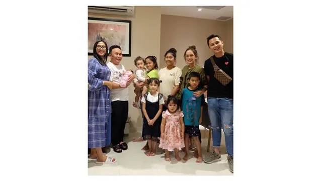 Akur dan Kompak, Ini Momen Kebersamaan 6 Seleb dengan Mantan Suaminya