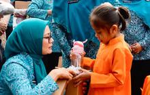 TP PKK Pusat Salurkan Paket Bantuan Peralatan Ibadah di Malalak Kabupaten Agam