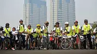 Anggota komunitas sepeda berkumpul memperingati &quot;Bike To Work Day 2011&quot; yang dilaksanakan serentak di berbagai kota di seluruh Indonesia, di Silang Monas, Jakarta, Jumat (23/9). (Antara)