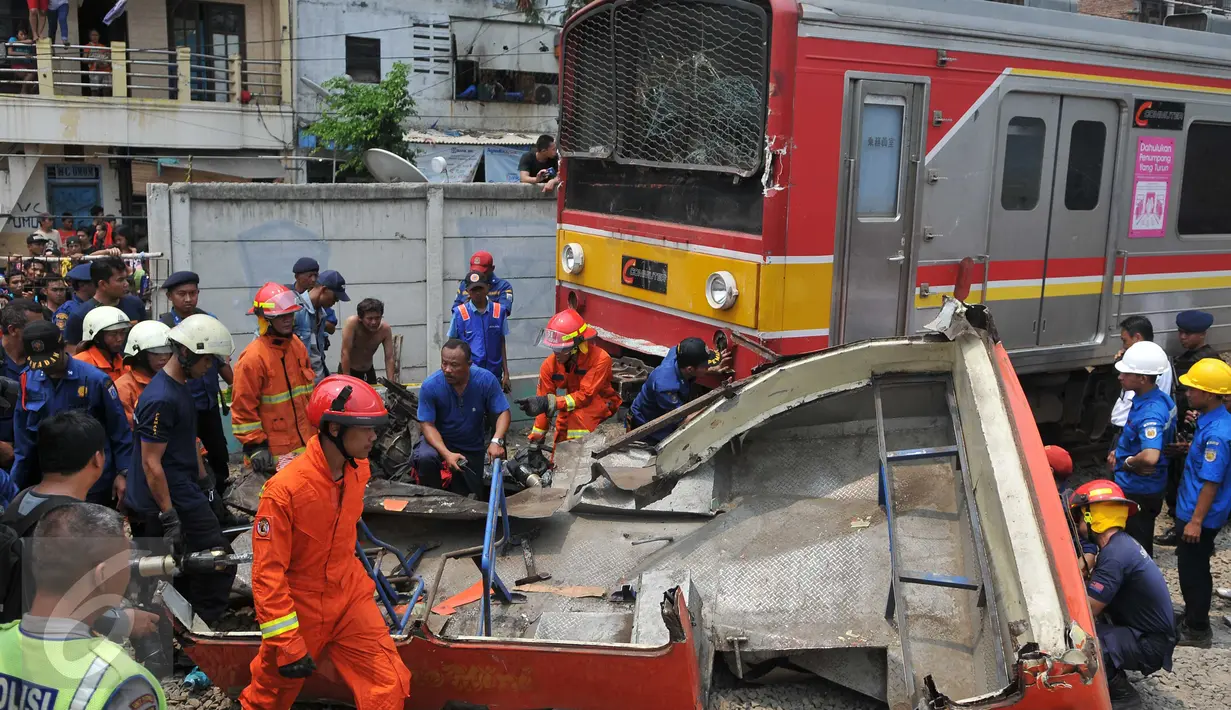 Tabrakan terjadi antara Metromini trayek Kota menuju Kalideres dengan kereta Commuter Line rute di perlintasan Angke, Tambora, Jakarta, Minggu (6/12/2015).13 orang penumpang bus dilaporkan tewas dan 7 orang selamat.(Liputan6.com/Gempur M Surya) 