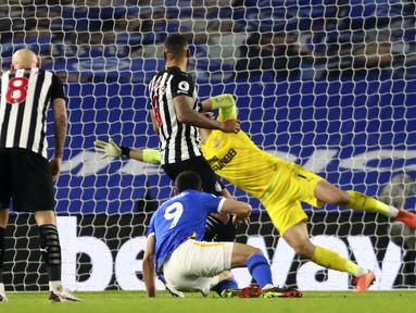 Striker Brighton and Hove Albion, Neal Maupay (tengah) mencetak gol ketiga timnya ke gawang Newcastle United dalam laga lanjutan Liga Inggris 2020/2021 pekan ke-29 di Falmer Stadium, Brighton, Sabtu (20/3/2021). Brighton menang 3-0 atas Newcastle United. (AP/Clive Rose/Pool)