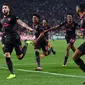 Penyerang Arsenal, Olivier Giroud (kiri) merayakan golnya bersama rekan setim saat melawan Belgrade (Crvena zvezda) pada laga grup H Liga europa di Stadion Rajko Mitic, (19/10/2017). (AFP/Andrej Isakovic)