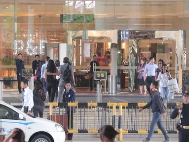 Sejumlah pengunjung tetap berbelanja dan beraktivitas seperti biasa di Mal Grand Indonesia, Jakarta, Jumat (15/1/2016). Pasca serangan teroris yang terjadi di Kawasan Thamrin tidak berdampak besar pada pusat perbelanjaan. (Liputan6.com/Angga Yuniar)
