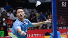 Tunggal putera Indonesia, Jonatan Christie mengembalikan kok saat melawan Son Wan Ho (Korea) pada babak pertama turnamen Indonesia Masters 2018 di Istora Senayan, Jakarta, Rabu (24/1). Jonatan kalah 15-21, 10-21. (Liputan6.com/Helmi Fithriansyah)