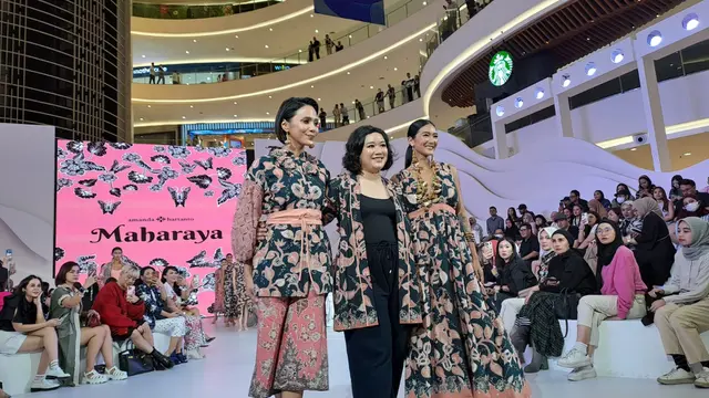 Amanda Hartanto memperkenalkan koleksi batik Maharaya dalam pergelaran TBF CollaborAction. (Foto: Dok. Istimewa)