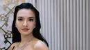 Rambutnya ditata natural dengan gaya loose waves, memperkuat auranya sebagai "Goddess of the Sea" yang memukau. [@dianamputri].