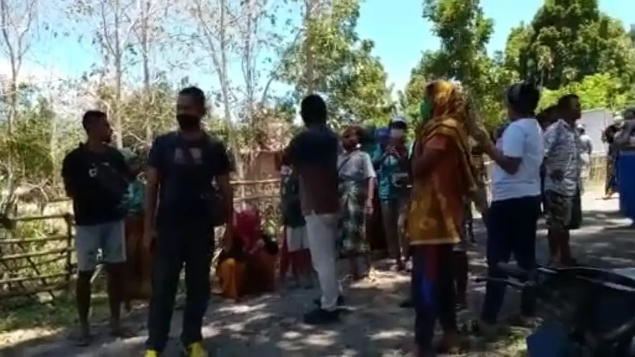 Ratusan masyarakat adat Dusun Malapoma, Desa Redubutowe, Kecamatan Asesa Selatan, Kabupaten Nagekeo, NTT, mengadang petugas dan aparat yang hendak melakukan pengukuran tanah untuk lokasi pembangunan waduk Lambo. Foto Istimewah