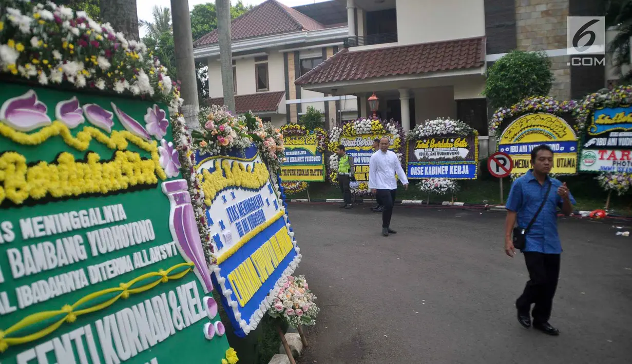 Karangan bunga ucapan bela sungkawa wafatnya Ani Yudhoyono menghiasi kawasan Puri Cikeas, Bogor, Jawa Barat, Minggu (2/6/2019). Istri Presiden ke-6 RI Susilo Bambang Yudhoyono (SBY) itu rencananya akan dimakamkan di TMP Kalibata pada siang ini. (Liputan6.com/Immanuel Antonius)