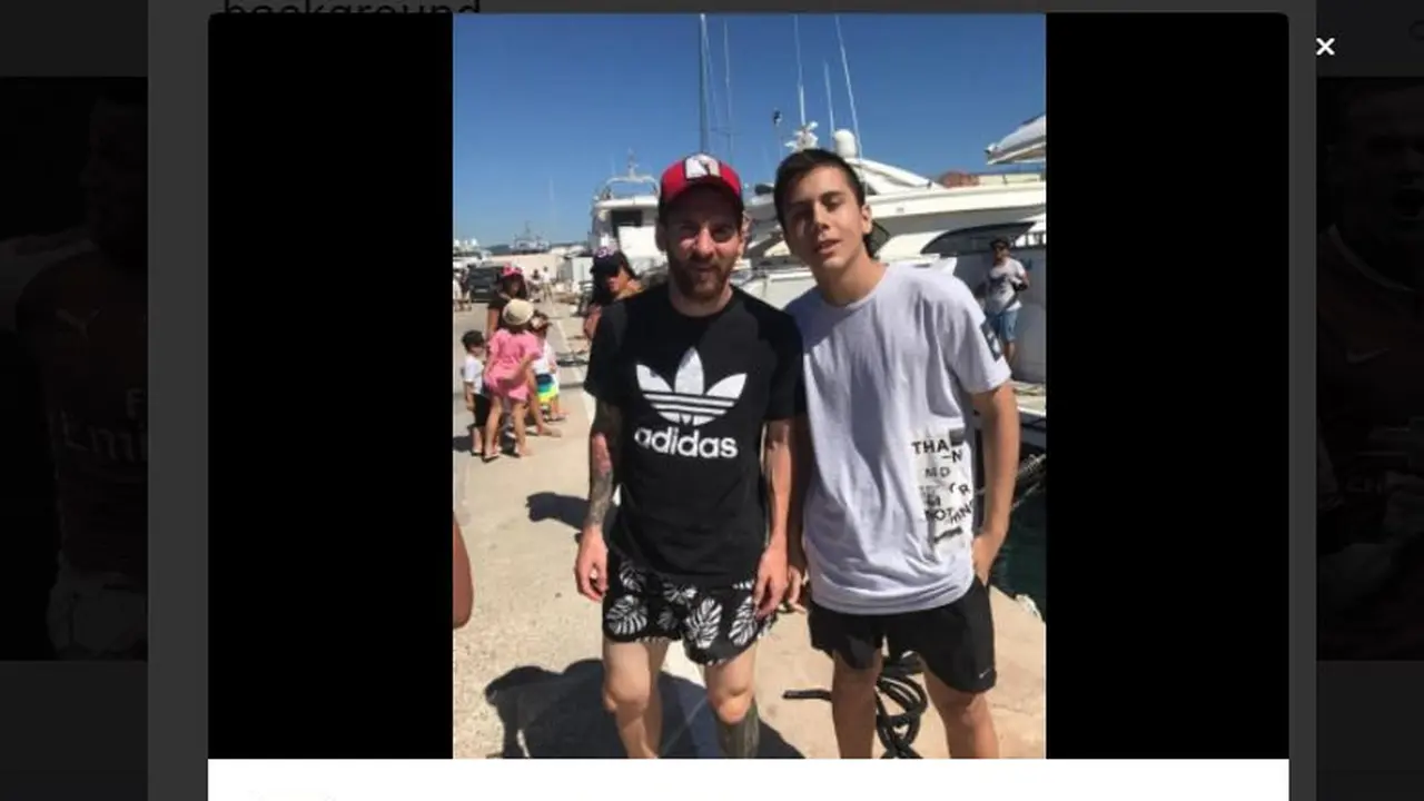 Lionel Messi berfoto dengan fans di Ibiza  