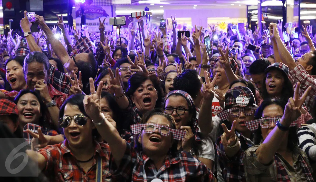 Suasana saat acara flash mob berlangsung di salah satu mal di kawasan Senayan, Jakarta, Sabtu (21/01). Acara tersebut digelar untuk menarik dukungan masyarakat untuk pasangan Ahok-Djarot. (Liputan6.com/Herman Zakharia)