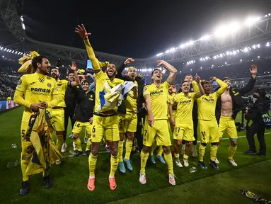 Para pemain Villarreal melakukan selebrasi usai mengalahkan Juventus pada pertandingan leg kedua babak 16 besar Liga Champions di Allianz Stadium, Turi, Italia, Kamis (17/3/2022). Juventus kalah atas Villarreal 0-3. (Fabio Ferrari, LaPresse via AP)