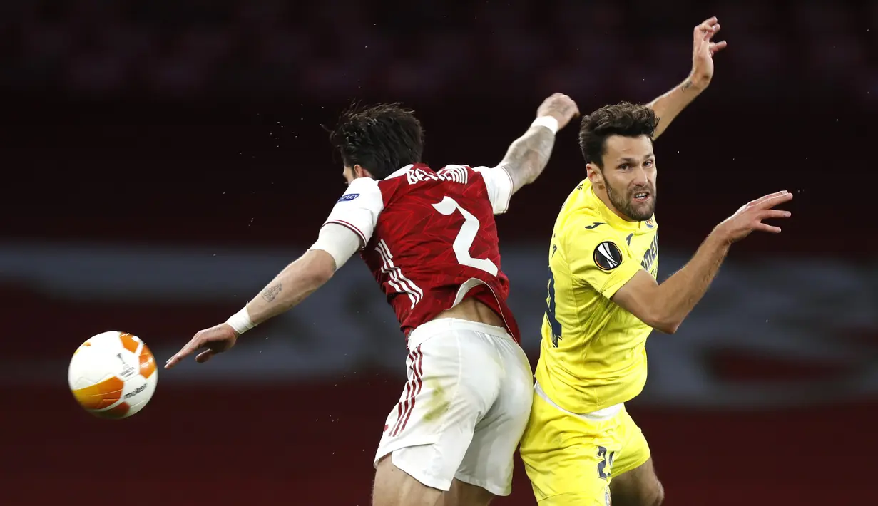 Bek Arsenal, Hector Bellerin dan gelandang Villarreal, Alfonso Pedraza bersaing pada leg kedua semifinal Liga Europa di Emirates Stadium, Jumat (7/5/2021) dinihari WIB. Villarreal menyingkirkan Arsenal dan lolos ke final Liga Europa setelah mencatatakan skor imbang 0-0. (AP Photo/Alastair Grant)