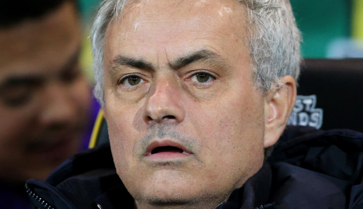 Pelatih Tottenham Hotspur, Jose Mourinho, tampak cemas saat pertandingan melawan Norwich City pada laga Premier League 2019 di Stadion Carrow Road, Sabtu (28/12). Kedua tim bermain imbang 2-2. (AFP/Lindsey Parnaby)