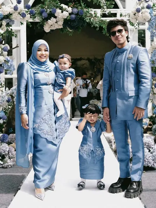 Sementara itu, sebagai kakak ipar Thariq, Aurel Hermansyah mengenakan baju kurung warna biru. Warna bajunya tersebut senada dengan Atta dan kedua putrinya. [@aurelie.hermansyah]