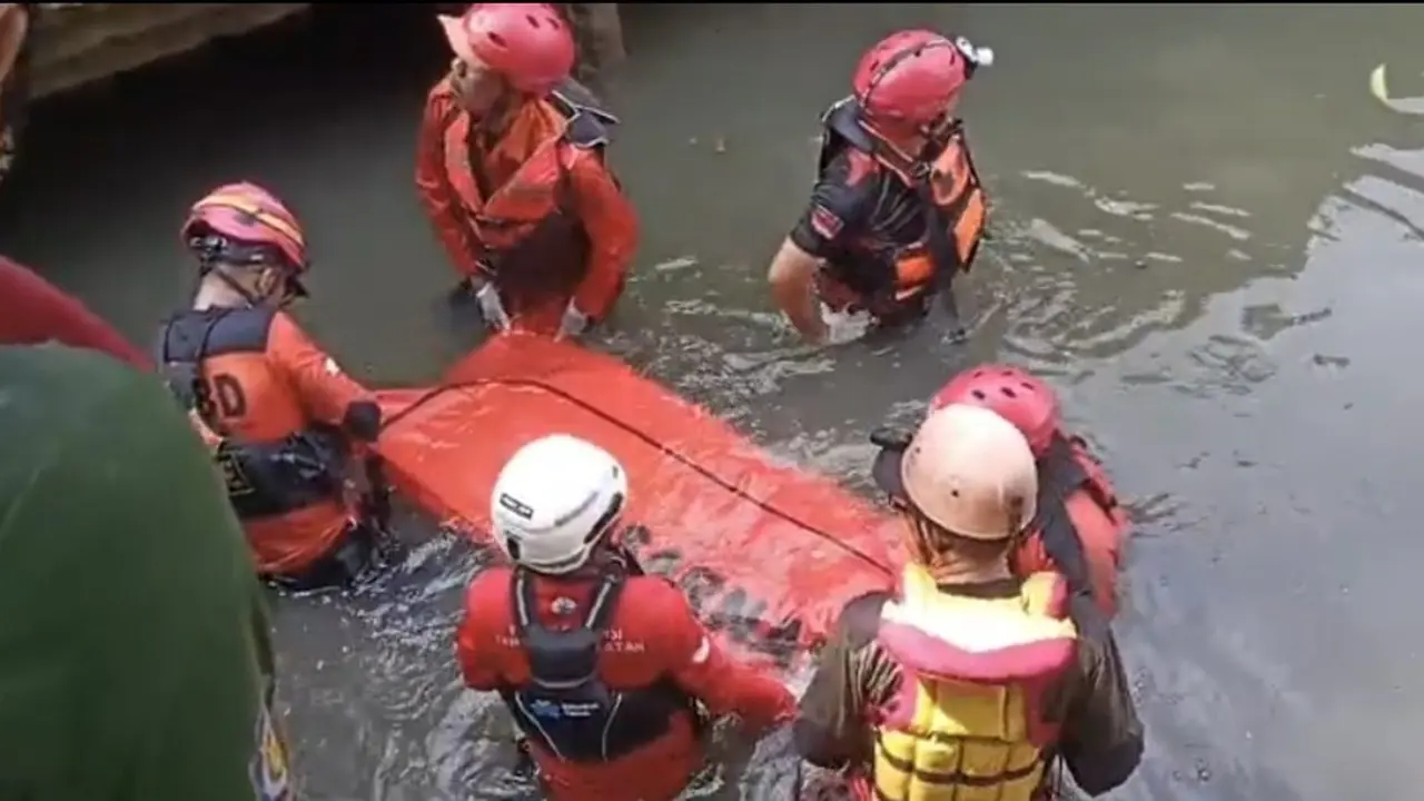 Tim SAR menemukan seorang anak yang terseret arus selokan di kawasan perumahan Pamulang Estate, Kecamatan Pamulang, Kota Tangerang Selatan, pada Minggu 26 Oktober 2025, dalam keadaan tewas.
