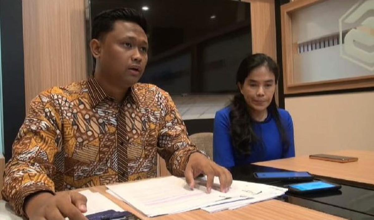 "Ibu Silvi pikir itu adalah nomor dari WO, sehingga kiriman itu diklik."