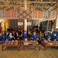50 penenun dari Sumba Timur, Nusa Tenggara Timur (NTT), baru saja menyelesaikan rangkaian program Pembinaan Wastra Warna Alam Sumba Timur yang diselenggarakan PT Bank Central Asia Tbk (BCA) bersama Perkumpulan Warna Alam Indonesia (WARLAMI).
