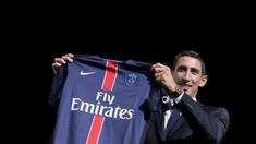 Pemain baru Paris Saint-Germain (PSG), Angel Di Maria, berpose dengan seragam PSG saat diperkenalkan sebagai pemain baru PSG di Paris, Prancis. (6/8/2015). (AFP Photo/Kenzo Tribouillard)
