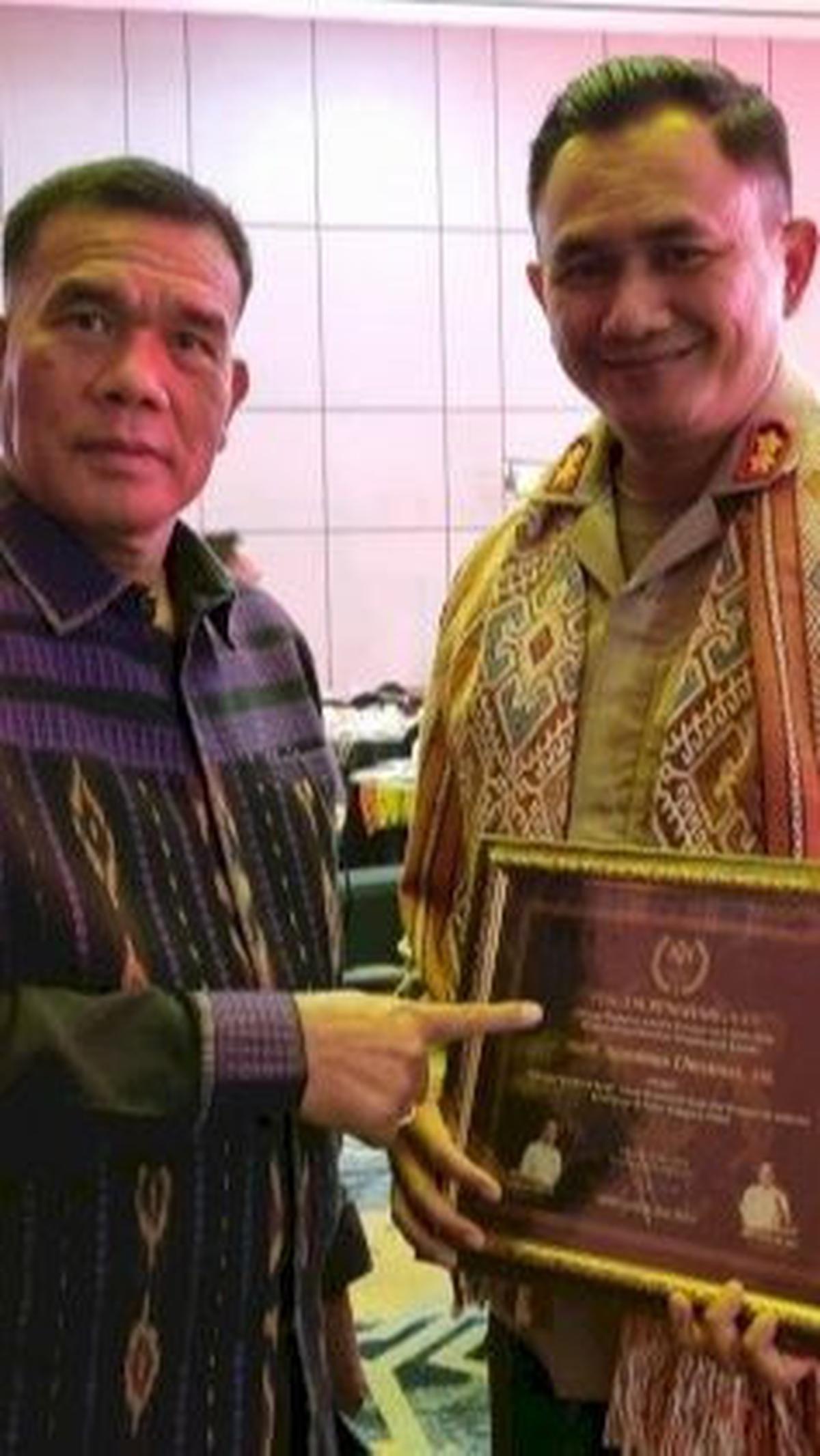 "Penghargaan ini diberikan sebagai bentuk apresiasi atas dedikasinya dalam memajukan industri kopi dan memberdayakan usaha kecil menengah (UKM) di NTT," demikian dikutip dari keterangan dalam laman resmi Tribratanews.&nbsp;<br>