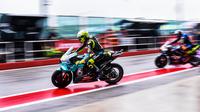 Valentino Rossi saat mengikuti rangkaian balapan MotoGP Emilia Romagna. (Andreas SOLARO / AFP)