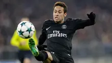 Pemain Paris Saint-Germain, Neymar berusaha mengontrol bola pada matchday keenam Grup B Liga Champions kontra Bayern Munchen di Stadion Allianz Arena, Rabu (6/12). Kendati kalah 1-3, PSG tetap keluar sebagai juara Grup B. (AP/Matthias Schrader)