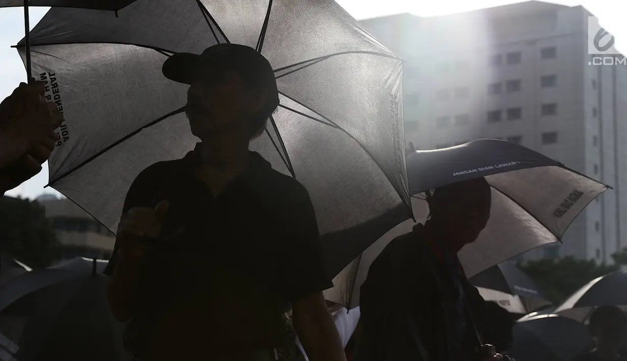 Jaringan Solidaritas Korban untuk Keadilan (JSKK) menggelar aksi Kamisan di depan Istana Merdeka, Jakarta, Kamis (20/12). JSKK menuntut Presiden Joko Widodo segera menyelesaikan berbagai pelanggaran HAM berat di Indonesia. (Liputan6.com/Immanuel Antonius)