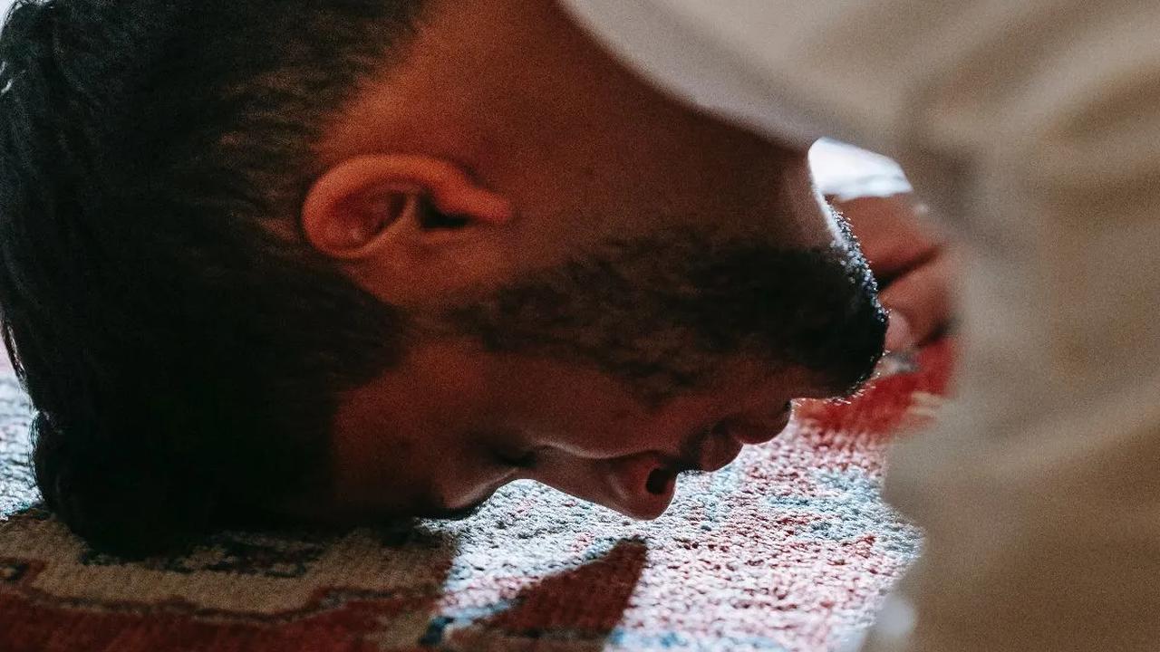 Niat Shalat Qobliyah dan Ba'diyah Dzuhur Lengkap Bahasa Arab, Latin dan Artinya