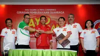 Menpora Imam Nahrawi (ketiga kiri) bersalaman dengan Consumer Health Division Director PT Kalbe Farma Tbk, Yusuf Hady (keempat kiri) usai menyaksikan penandatanganan MoU program Ayo Bergerak!, Jakarta, Jumat (27/11/2015). (Liputan6.com/Helmi Fithriansyah)