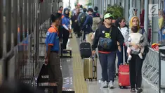 Suasana di Stasiun Pasar Senen, Jakarta, Rabu (29/5/2019). H-7 Lebaran, Stasiun Pasar Senen mulai dipadati penumpang yang ingin mudik ke kampung halaman masing-masing. (merdeka.com/Imam Buhori)