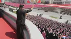 Pemimpin Korea Utara Kim Jong-un melambaikan tangan dari balkon saat dia menghadiri parade untuk merayakan ulang tahun ke-110 mendiang pendiri Korea Utara Kim Il-sung di Lapangan Kim Il-sung, Pyongyang, Korea Utara, 15 April 2022. (Korean Central News Agency/Korea News Service via AP)