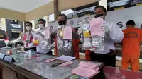 Satuan Narkoba (Satnarkoba) Polres Tasikmalaya, Jawa Barat, berhasil mengamankan lima pengedar narkoba jenis Hexymer dan tembakau sintetis. (Liputan6.com/Jayadi Supriadin)