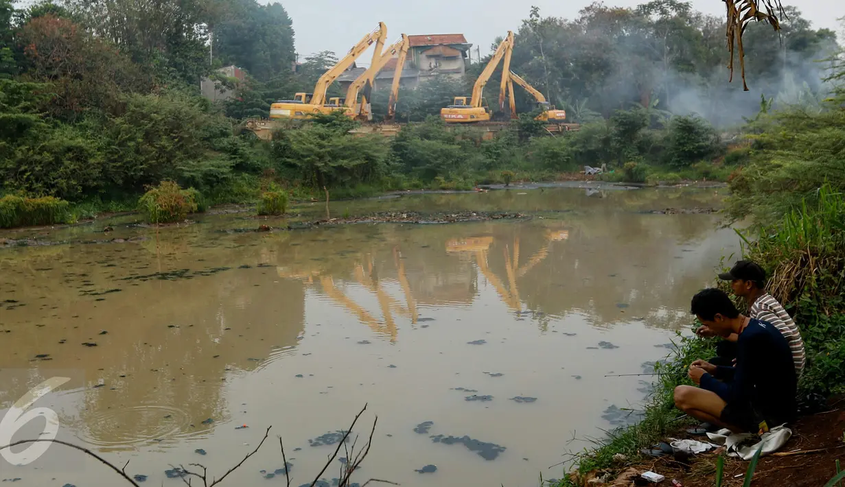 Sejumlah alat berat tak terurus dan berhenti beroperasi di waduk Brigif, Jakarta, Jumat (6/11/2015). Pembangunan waduk Brigif di Kelurahan Cipedak, Jagakarsa sudah setahun mangkrak. (Liputan6.com/Yoppy renato)