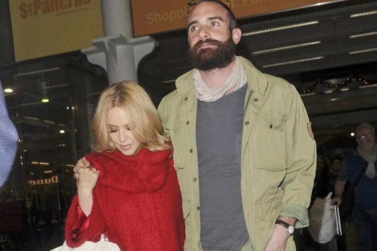 Kylie Minogue dan Joshua Sasse