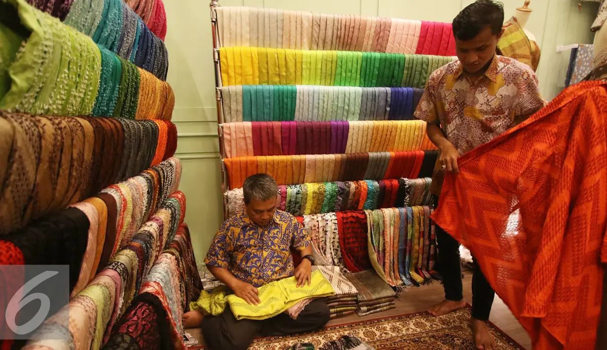 Peserta merapikan produk saat pemeran bertajuk Karya Kreatif Indonesia di Jakarta, Jumat (26/8). Pameran tersebut diselenggarakan dalam rangka mempromosikan produk Usaha Mikro Kecil Menengah (UMKM) dari seluruh Indonesia. (Liputan6.com/Immanuel Antonius)