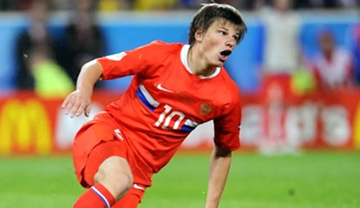 Russian forward Andrei Arshavin celebrates after scoring a goal during the Euro 2008 Championships Group D football match Russia vs. Sweden on June 18, 2008 at the Tivoli Neu stadium in Innsbruck. AFP PHOTO / JAVIER SORIANO