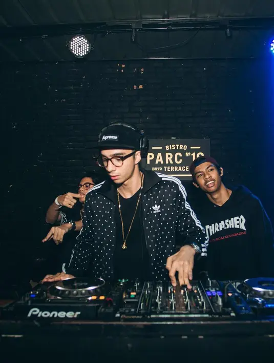 Tobias Hartmann yang terpaut umur setahun dari sang kakak, Tatjana Saphira, menunjukkan passion sebagai Disk Jockey atau sering disebut DJ.  (Liputan6.com/IG/@tobiasthariq)