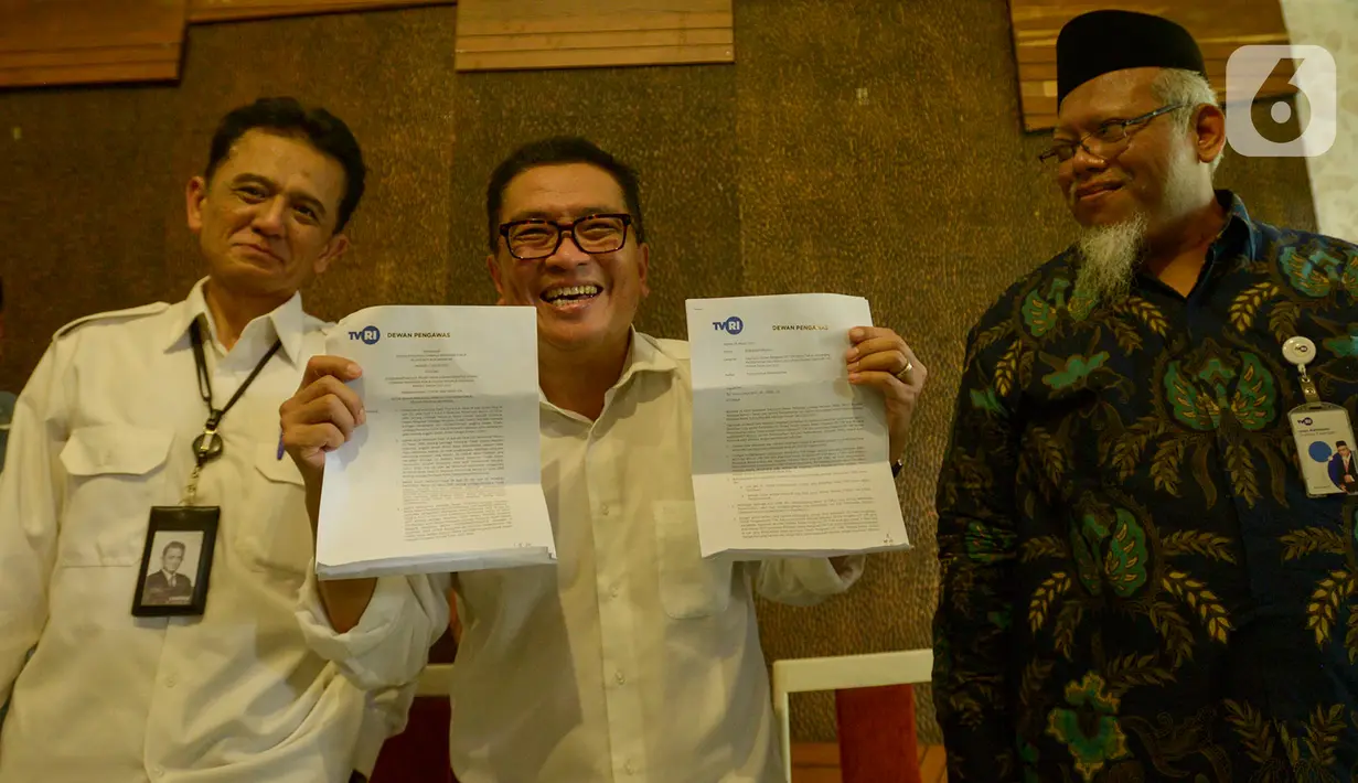 Helmy Yahya (tengah) menunjukkan surat pemberhentiannya sebagai Direktur Utama TVRI dalam konferensi pers di Jakarta, Jumat (17/1/2020). Pembelian hak siar Liga Inggris menjadi salah satu faktor penyebab pemberhentian Helmy Yahya dari jabatan Dirut oleh Dewan Pengawas TVRI. (merdeka.com/Imam Buhori)