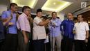 Capres nomor urut 02 Prabowo Subianto (tiga kiri) bersalaman dengan cawapres Sandiaga Uno didampingi koalisi Adil Makmur usai memberi ketarangan terkait hasil putusan Mahkamah Konstitusi (MK) di Jakarta, Kamis (27/6/2019). (Liputan6.com/Angga Yuniar)