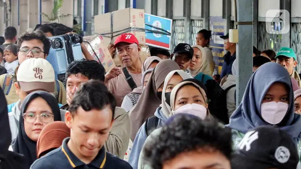 Arus Balik Lebaran 2025, Pemudik Pengguna KAJJ Padati Stasiun Pasar Senen Jakarta