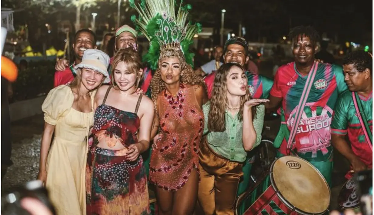 Pada kesempatan ini, Luna Maya tampak bergaya kasual. Mengenakan blouse see through dan celana satin, gaya santainya terlihat begitu stylish. [Foto/ Instagram/ Luna Maya]