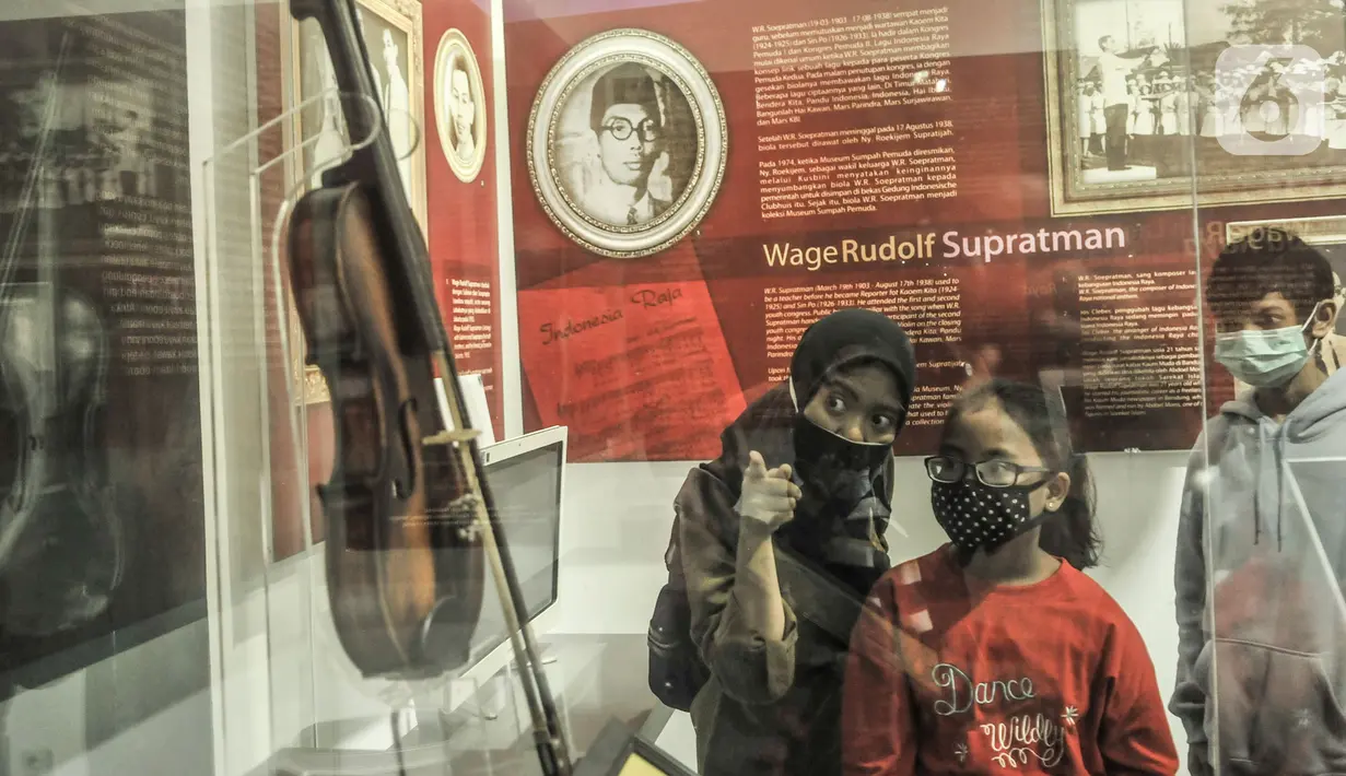 Orang tua membimbing anaknya melihat salah satu koleksi sejarah di Museum Sumpah Pemuda, Jakarta, Rabu (28/10/2020). Libur cuti bersama dimanfaatkan untuk mengajak anak-anak mengenal sejarah lahirnya Sumpah Pemuda agar memahami jejak perjuangan pahlawan sejak dini. (merdeka.com/Iqbal Nugroho)
