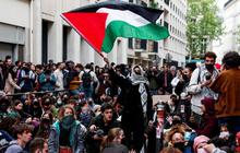 FOTO: Gelombang Unjuk Rasa Pro-Palestina Meluas, Mahasiswa di Paris Blokade Kampus Saat Protes Agresi Israel