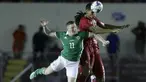 Pemain Panama, Valentin Pimentel (kanan) berebut bola dengan pemain Irlandia Utara, Shayne Lavery pada laga uji coba di Panama City, (29/5/2018). Panama dan Irlandia Utara bermain imbang 0-0. (AP/Arnulfo Franco)