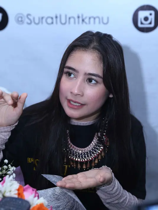 “Kalau layar lebar harus dipersiapkan lama. Aku sampai stres berat dan enggak bisa tidur juga karena harus menganalisa skrip. Kalau otak aku bisa meledak, mungkin sudah meledak kali,”  ujar Prilly. (Nurwahyunan/Bintang.com)