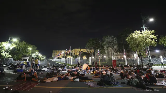 FOTO: Polisi Thailand Bubarkan Demonstran Pro Demokrasi