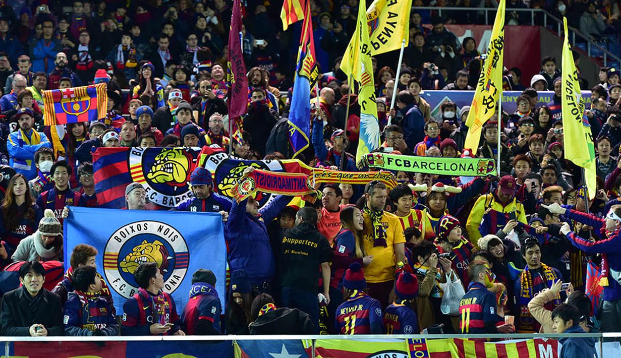 Para fans Barcelona tetap setia mendampingi meski harus lintas benua dari Eropa ke Asia. (AFP/Yoshikazu Tsuno)
